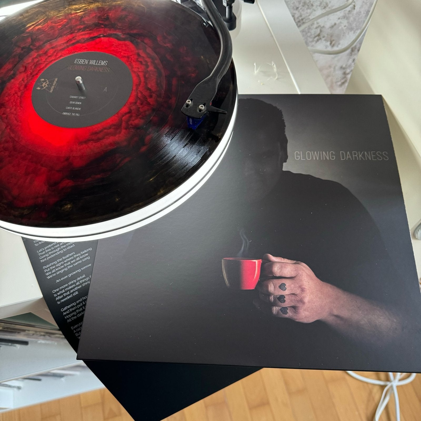 Esben Willems - Glowing Darkness - Majestic Mountain Records